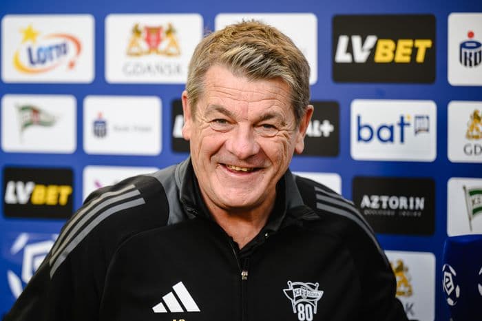 John Carver podczas wywiadu