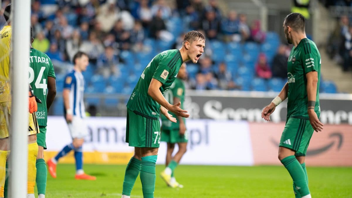 Filip Koperski z otejpowanym kolanem